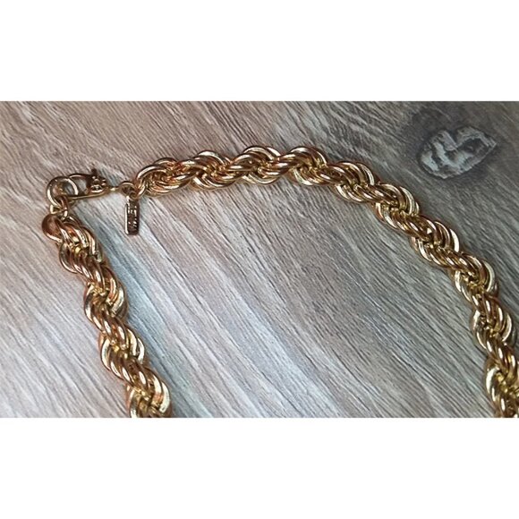 VINTAGE Monet Solid Yellow Gold Tone Necklace - Picture 3 of 4